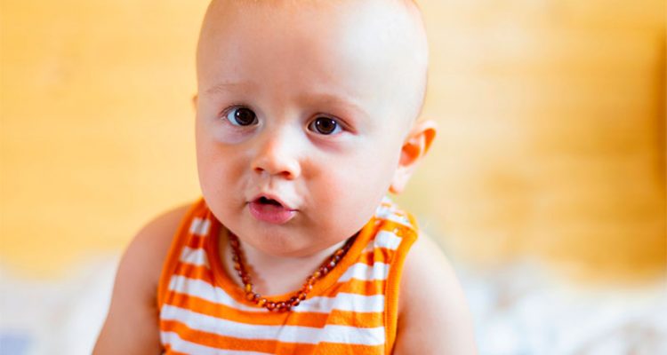 Em quais momentos é útil colocar um colar de âmbar no bebê?