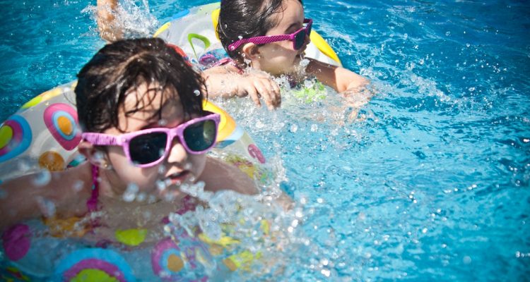 6 benefícios da natação para as crianças