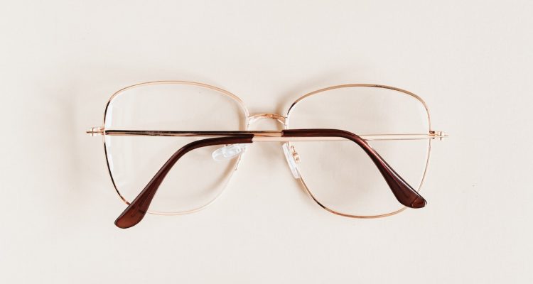Como escolher armação de óculos de grau feminino